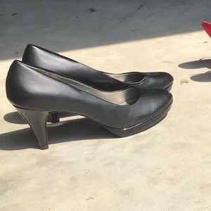 Simple black short heel back pumps ! Size7.5 comfy